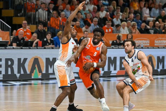 TJ Bamba (RASTA Vechta, 05) am BAll gegen DeAndre Lansdowne (Rostock Seawolves, 09) und Elias Baggette (Rostock Seawolves, 04) RASTA Vechta vs. Rostock Seawolves, easyCredit Basketball Bundesliga, 33. Spieltag, Saison 2025 2026, 08.05.2026, RASTA Vechta vs. Rostock Seawolves, easyCredit Basketball Bundesliga, 33. Spieltag, Saison 2025 2026, 08.05.2026 Vechta Copyright: xEibner-Pressefoto RobertxGertzenx EP_RGN