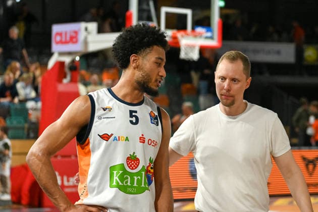Christian Held (RASTA Vechta, Coach) gratuliert D Shawn Schwartz (Rostock Seawolves, 05) zum Sieg RASTA Vechta vs. Rostock Seawolves, easyCredit Basketball Bundesliga, 33. Spieltag, Saison 2025 2026, 08.05.2026, RASTA Vechta vs. Rostock Seawolves, easyCredit Basketball Bundesliga, 33. Spieltag, Saison 2025 2026, 08.05.2026 Vechta Copyright: xEibner-Pressefoto RobertxGertzenx EP_RGN