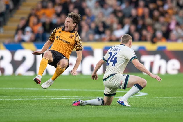Hull City v Millwall Sky Bet Championship Regan Slater of Hull City clashes with Casper de Norre of Millwall during the Sky Bet Championship Play-Off Semi-Final First Leg match between Hull City and Millwall at the MKM Stadium, Hull. 08 05 2026 UK Newspapers OUT Copyright: xMattxWilkinsonx FIL-23397-0094