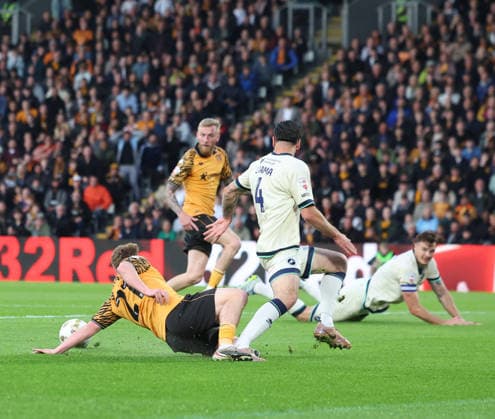 Hull City v Millwall Sky Bet Championship Joe Gelhardt of Hull City slips in the penalty area during the Sky Bet Championship Play-Off Semi-Final First Leg match at the MKM Stadium, Hull 08 05 2026 UK Newspapers OUT Copyright: xAndyxSumnerx FIL-23396-0144