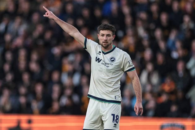 Sky Bet Championship Play-Offs Semi-Final first leg Hull City v Millwall Ryan Leonard of Millwall gives his team instructions during the Sky Bet Championship Play-Offs Semi-Final first leg Hull City v Millwall at MKM Stadium, Hull, United Kingdom on 08 May 2026 (Photo by Mark Cosgrove News Images) Hull MKM Stadium East Riding of Yorkshire United Kingdom Copyright: xMarkxCosgrove NewsxImagesx