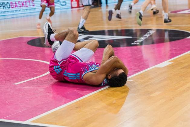 Joel Aminu (21: Telekom Baskets Bonn) mit einer Verletzung am Boden am 33. Spieltag der EasyCredit BBL in Bonn. EasyCredit BBL: Telekom Baskets Bonn vs VET-Concept Gladiators Trier