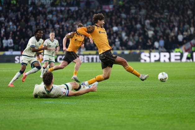 Hull City v Millwall Sky Bet Championship Matt Crooks of Hull City crosses the ball during the Sky Bet Championship Play-Off Semi-Final First Leg match at the MKM Stadium, Hull 08 05 2026 UK Newspapers OUT Copyright: xAndyxSumnerx FIL-23396-0150