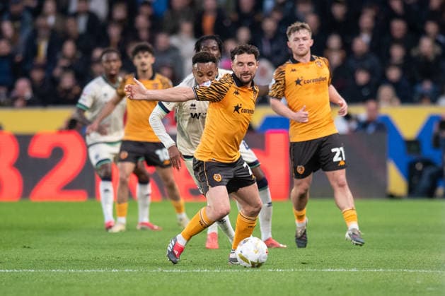 Hull City v Millwall Sky Bet Championship Lewis Coyle of Hull City holds off a Millwall player during the Sky Bet Championship Play-Off Semi-Final First Leg match between Hull City and Millwall at the MKM Stadium, Hull. 08 05 2026 UK Newspapers OUT Copyright: xMattxWilkinsonx FIL-23397-0102