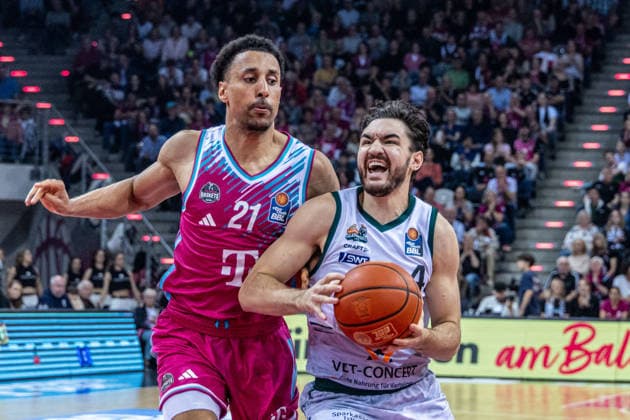 Clayton Guillozet (VET-CONCEPT Gladiators Trier, 04) vs Joel Sadu Aminu (Telekom Baskets Bonn, 21) Telekom Baskets Bonn vs. VET-CONCEPT Gladiators Trier, Basketball, easy Credit BBL, 33. Spieltag, 2025 2026, 08.05.2026 Telekom Baskets Bonn vs. VET-CONCEPT Gladiators Trier, Basketball, easy Credit BBL, 33. Spieltag, 2025 2026, 08.05.2026 Bonn Copyright: xEibner-Pressefoto GerhardxWingenderx EP_GWR