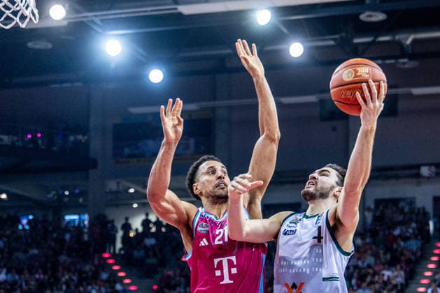 Clayton Guillozet (VET-CONCEPT Gladiators Trier, 04) vs Joel Sadu Aminu (Telekom Baskets Bonn, 21) Telekom Baskets Bonn vs. VET-CONCEPT Gladiators Trier, Basketball, easy Credit BBL, 33. Spieltag, 2025 2026, 08.05.2026 Telekom Baskets Bonn vs. VET-CONCEPT Gladiators Trier, Basketball, easy Credit BBL, 33. Spieltag, 2025 2026, 08.05.2026 Bonn Copyright: xEibner-Pressefoto GerhardxWingenderx EP_GWR