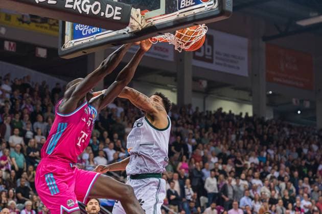Kur Jongkuch (15: Telekom Baskets Bonn) mit einem Dunk über seinem Verteidiger am 33. Spieltag der EasyCredit BBL in Bonn. EasyCredit BBL: Telekom Baskets Bonn vs VET-Concept Gladiators Trier *** Kur Jongkuch 15 Telekom Baskets Bonn with a dunk over his defender on matchday 33 of the EasyCredit BBL in Bonn EasyCredit BBL Telekom Baskets Bonn vs VET Concept Gladiators Trier Copyright: xFeyzullahxGökalp feyzofsportsx