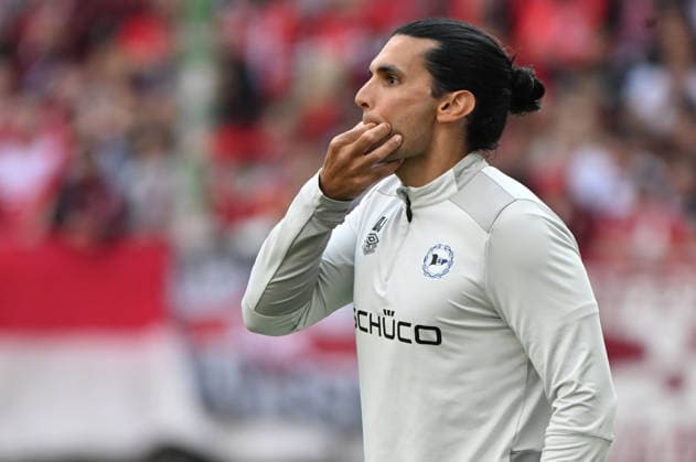 Fussball - 2. Bundesliga - Saison 2025 26 1. FC Kaiserslautern 08.05.2026 Fritz-Walter-Stadion 1. FC Kaiserslautern (fck) - Arminia Bielefeld (bi) 2:0 Daniel Jara CORTINA (bi) vertritt Trainer Mitch KNIAT (Arminia Bielefeld) 1. FC Kaiserslautern