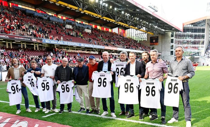 Fussball - 2. Bundesliga - Saison 2025 26 1. FC Kaiserslautern 08.05.2026 Fritz-Walter-Stadion 1. FC Kaiserslautern (fck) - Arminia Bielefeld (bi) 2:0 Die Pokalhelden von 1996 vor der Westkurve 1. FC Kaiserslautern