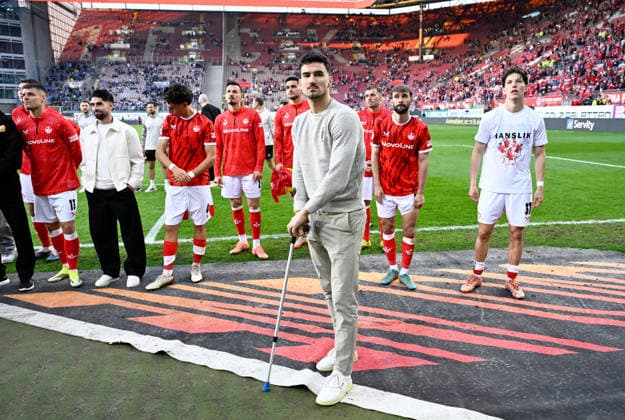 Fussball - 2. Bundesliga - Saison 2025 26 1. FC Kaiserslautern 08.05.2026 Fritz-Walter-Stadion 1. FC Kaiserslautern (fck) - Arminia Bielefeld (bi) 2:0 Ivan PRTAJIN (1. FC Kaiserslautern) mit Krücke dabei 1. FC Kaiserslautern
