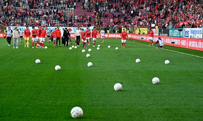 Fussball - 2. Bundesliga - Saison 2025 26 1. FC Kaiserslautern 08.05.2026 Fritz-Walter-Stadion 1. FC Kaiserslautern (fck) - Arminia Bielefeld (bi) 2:0 Nach Spielende schossen die Lauterer viele Bälle ins Publikum 1. FC Kaiserslautern