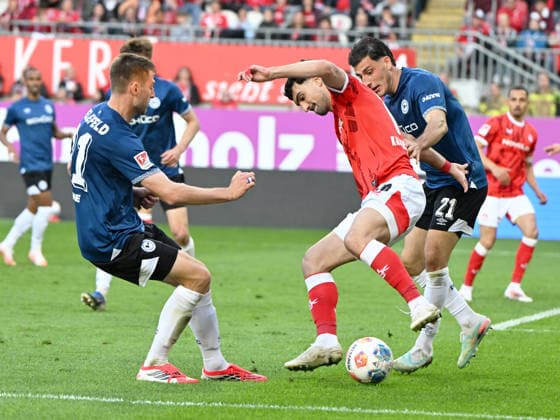 Fussball - 2. Bundesliga - Saison 2025 26 1. FC Kaiserslautern 08.05.2026 Fritz-Walter-Stadion 1. FC Kaiserslautern (fck) - Arminia Bielefeld (bi) 2:0 v.li: Robin KNOCHE (Arminia Bielefeld), Mahir EMRELI (1. FC Kaiserslautern) , Stefano RUSSO (Arminia Bielefeld) 1. FC Kaiserslautern