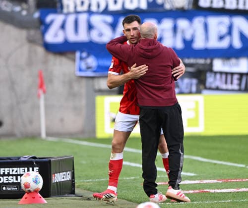 Fussball - 2. Bundesliga - Saison 2025 26 1. FC Kaiserslautern 08.05.2026 Fritz-Walter-Stadion 1. FC Kaiserslautern (fck) - Arminia Bielefeld (bi) 2:0 Daniel HANSLIK (1. FC Kaiserslautern), li, - Trainer Torsten LIEBERKNECHT (1. FC Kaiserslautern) 1. FC Kaiserslautern