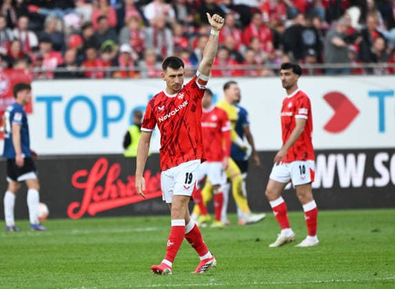 Fussball - 2. Bundesliga - Saison 2025 26 1. FC Kaiserslautern 08.05.2026 Fritz-Walter-Stadion 1. FC Kaiserslautern (fck) - Arminia Bielefeld (bi) 2:0 Daniel HANSLIK (1. FC Kaiserslautern) bei seiner Auswechselung 1. FC Kaiserslautern