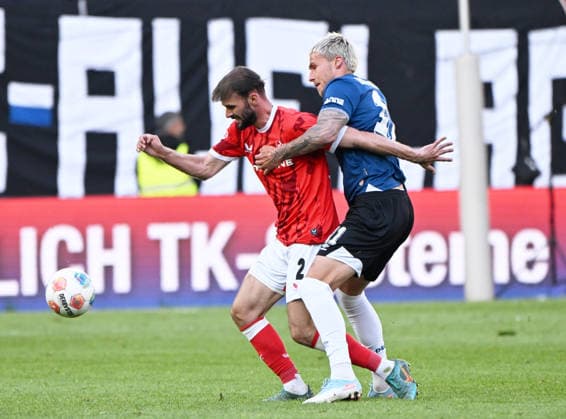Fussball - 2. Bundesliga - Saison 2025 26 1. FC Kaiserslautern 08.05.2026 Fritz-Walter-Stadion 1. FC Kaiserslautern (fck) - Arminia Bielefeld (bi) 2:0 Simon ASTA (1. FC Kaiserslautern), li - Joel GRODOWSKI (Arminia Bielefeld) 1. FC Kaiserslautern