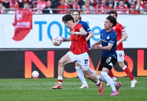 Fussball - 2. Bundesliga - Saison 2025 26 1. FC Kaiserslautern 08.05.2026 Fritz-Walter-Stadion 1. FC Kaiserslautern (fck) - Arminia Bielefeld (bi) 2:0 Leon ROBINSON (1. FC Kaiserslautern), li - Jannik ROCHELT (Arminia Bielefeld) 1. FC Kaiserslautern