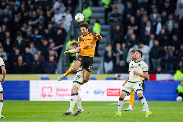 Hull City v Millwall, Sky Bet Championship Hull City midfielder Matt Crooks (25) battles with Millwall forward Josh Coburn (19) during the Hull City v Millwall EFL Sky Bet Championship Play-Off Semi-Final 1st Leg match at the MKM Stadium, Hull, England on 8 May 2026 Credit: Phil Duncan Every Second Media Editorial use only. All images are copyright Every Second Media Limited. No images may be reproduced without prior permission. All rights reserved. Premier League and Football League images are subject to licensing agreements with Football DataCo Limited. see https: www.football-dataco.com Copyright: xIMAGO EveryxSecondxMediax ESM-1977-0004 PhilxDuncanx xEveryxSecondxMediax