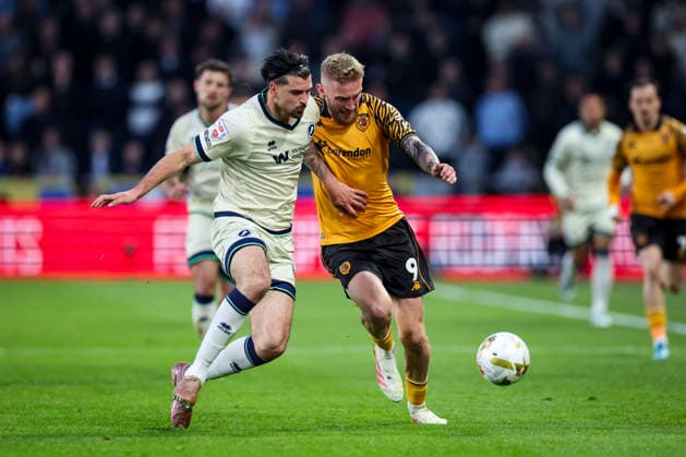 Hull City v Millwall, Sky Bet Championship Millwall defender Tristan Crama (4) battles with Hull City forward Oliver McBurnie (9) during the Hull City v Millwall EFL Sky Bet Championship Play-Off Semi-Final 1st Leg match at the MKM Stadium, Hull, England on 8 May 2026 Credit: Phil Duncan Every Second Media Editorial use only. All images are copyright Every Second Media Limited. No images may be reproduced without prior permission. All rights reserved. Premier League and Football League images are subject to licensing agreements with Football DataCo Limited. see https: www.football-dataco.com Copyright: xIMAGO EveryxSecondxMediax ESM-1977-0005 PhilxDuncanx xEveryxSecondxMediax