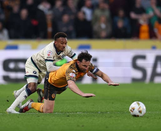 Hull City v Millwall Sky Bet Championship Lewis Coyle of Hull City and Thierno Ballo of Millwall battle for the bal during the Sky Bet Championship Play-Off Semi-Final First Leg match at the MKM Stadium, Hull 08 05 2026 UK Newspapers OUT Copyright: xAndyxSumnerx FIL-23396-0159