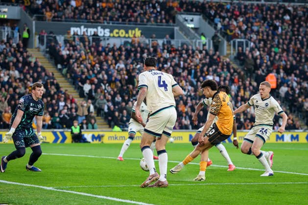 Hull City v Millwall, Sky Bet Championship Hull City forward Mohamed Belloumi (10) shoots at goal during the Hull City v Millwall EFL Sky Bet Championship Play-Off Semi-Final 1st Leg match at the MKM Stadium, Hull, England on 8 May 2026 Credit: Phil Duncan Every Second Media Editorial use only. All images are copyright Every Second Media Limited. No images may be reproduced without prior permission. All rights reserved. Premier League and Football League images are subject to licensing agreements with Football DataCo Limited. see https: www.football-dataco.com Copyright: xIMAGO EveryxSecondxMediax ESM-1977-0007 PhilxDuncanx xEveryxSecondxMediax