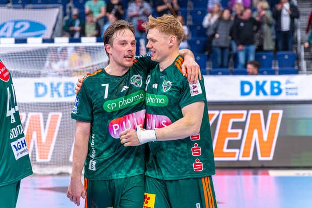 Leif Tissier (TSV Hannover-Burgdorf, Nr. 7) Vilhelm Poulsen (TSV Hannover-Burgdorf, Nr. 9) (v.l.), TSV Hannover-Burgdorf (grün) gegen SC DHfK Leipzig (weiß) am 31. Spieltag der Saison 2025 2026 in der DAIKIN Handball-Bundesliga (08.05.2026, ZAG Arena (Hannover, GER), Copyright: xJanxGuentherx xTSVxHannover-Burgdorfx