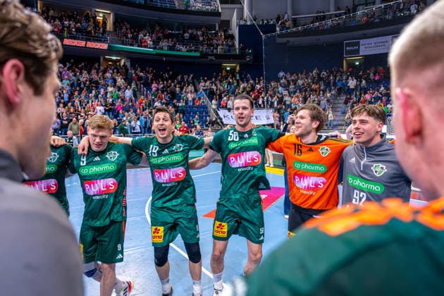 Vilhelm Poulsen (TSV Hannover-Burgdorf, Nr. 9) Marius Steinhauser (TSV Hannover-Burgdorf, Nr. 19) Hannes Feise (TSV Hannover-Burgdorf, Nr. 56) Simon Gade (TSV Hannover-Burgdorf, Nr. 16) Fabrice-Joel Wolf (TSV Hannover-Burgdorf, Nr. 92) (v.l.), TSV Hannover-Burgdorf (grün) gegen SC DHfK Leipzig (weiß) am 31. Spieltag der Saison 2025 2026 in der DAIKIN Handball-Bundesliga (08.05.2026, ZAG Arena (Hannover, GER), Copyright: xJanxGuentherx xTSVxHannover-Burgdorfx
