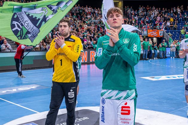 Domenico Ebner (SC DHfK Leipzig, Nr. 1) Caspar Gauer (SC DHfK Leipzig, Nr. 25) (v.l.), TSV Hannover-Burgdorf (grün) gegen SC DHfK Leipzig (weiß) am 31. Spieltag der Saison 2025 2026 in der DAIKIN Handball-Bundesliga (08.05.2026, ZAG Arena (Hannover, GER), Copyright: xJanxGuentherx xTSVxHannover-Burgdorfx