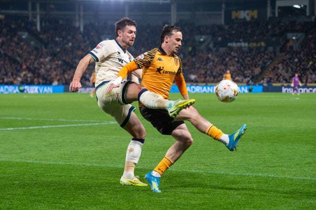 Hull City v Millwall Sky Bet Championship Liam Millar of Hull City controls the ball ahead of Ryan Leonard of Millwall during the Sky Bet Championship Play-Off Semi-Final First Leg match between Hull City and Millwall at the MKM Stadium, Hull. 08 05 2026 UK Newspapers OUT Copyright: xMattxWilkinsonx FIL-23397-0121