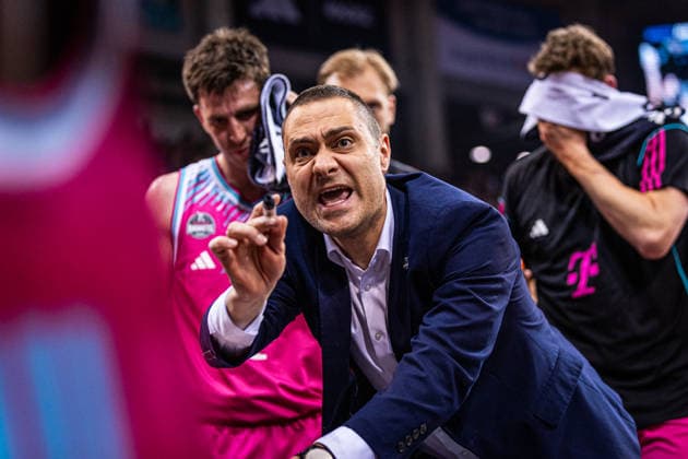 Sport Bilder des Tages Telekom Baskets Bonn vs. VET-CONCEPT Gladiators Trier, 08.05.2026 Marko Stankovic (Telekom Baskets Bonn Head Coach) in der Auszeit -- Telekom Baskets Bonn vs. VET-CONCEPT Gladiators Trier, 08.05.2026, Telekom Dome Bonn Copyright: xBEAUTIFULxSPORTS Derixx