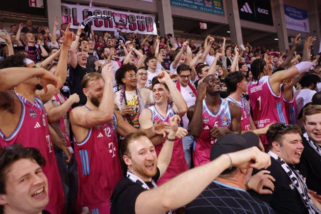 Jubel: Telekom Baskets Bonn nach Sieg vs. VET-CONCEPT Gladiators Trier 33. Speiltag - Saison 2025 26