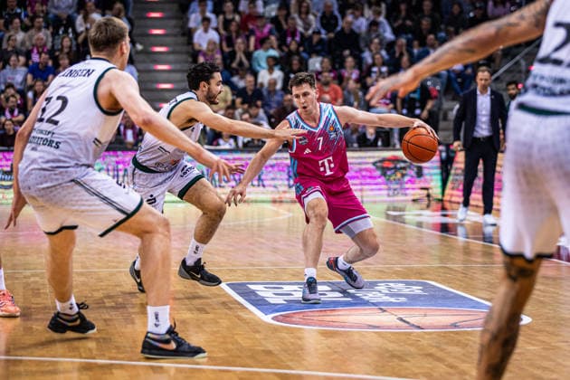 Telekom Baskets Bonn vs. VET-CONCEPT Gladiators Trier, 08.05.2026 Grayson Murphy (Telekom Baskets Bonn 7) gegen ganz Trier -- Telekom Baskets Bonn vs. VET-CONCEPT Gladiators Trier, 08.05.2026, Telekom Dome Bonn Copyright: xBEAUTIFULxSPORTS Derixx