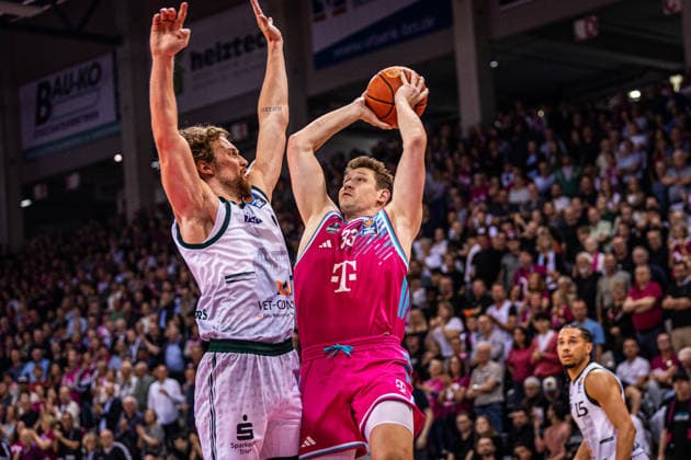 Telekom Baskets Bonn vs. VET-CONCEPT Gladiators Trier, 08.05.2026 Patrick Heckmann (Telekom Baskets Bonn 33) gegen Marco Hollersbacher (VET-CONCEPT GLADIATORS TRIER 9) -- Telekom Baskets Bonn vs. VET-CONCEPT Gladiators Trier, 08.05.2026, Telekom Dome Bonn Copyright: xBEAUTIFULxSPORTS Derixx
