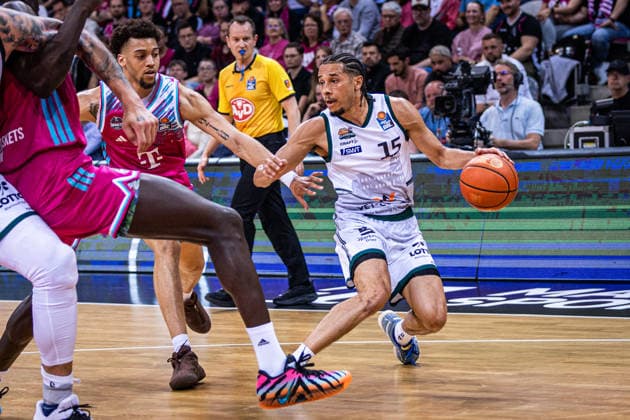 Telekom Baskets Bonn vs. VET-CONCEPT Gladiators Trier, 08.05.2026 Jordan Roland (VET-CONCEPT GLADIATORS TRIER 15) und Alijah Comithier (Telekom Baskets Bonn 2) -- Telekom Baskets Bonn vs. VET-CONCEPT Gladiators Trier, 08.05.2026, Telekom Dome Bonn Copyright: xBEAUTIFULxSPORTS Derixx