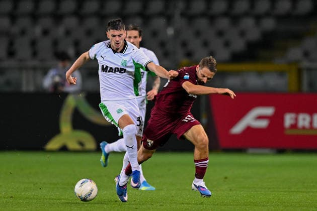 Torino™s Nikola Vlasic fights for the ball with Sassuolo s Luca Lipani during the Serie B soccer match between Torino and Sassuolo at the Stadio Olimpico di Torino, Italy - Friday, May 08, 2026. - Soccer .  Copyright: xTanoxPecoraro LaPressex