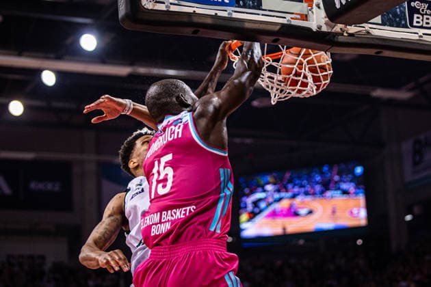 Telekom Baskets Bonn vs. VET-CONCEPT Gladiators Trier, 08.05.2026 Kur Jongkuch (Telekom Baskets Bonn 15) dunkt gegen Urald King (VET-CONCEPT GLADIATORS TRIER 20) -- Telekom Baskets Bonn vs. VET-CONCEPT Gladiators Trier, 08.05.2026, Telekom Dome Bonn Copyright: xBEAUTIFULxSPORTS Derixx