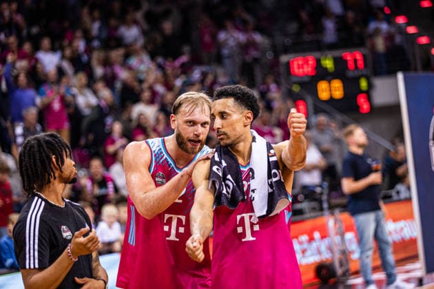 Telekom Baskets Bonn vs. VET-CONCEPT Gladiators Trier, 08.05.2026 Zachery Cooks (Telekom Baskets Bonn 3), Melvin Jostmann (Telekom Baskets Bonn 12) und Joel Aminu (Telekom Baskets Bonn 21) feiern -- Telekom Baskets Bonn vs. VET-CONCEPT Gladiators Trier, 08.05.2026, Telekom Dome Bonn Copyright: xBEAUTIFULxSPORTS Derixx