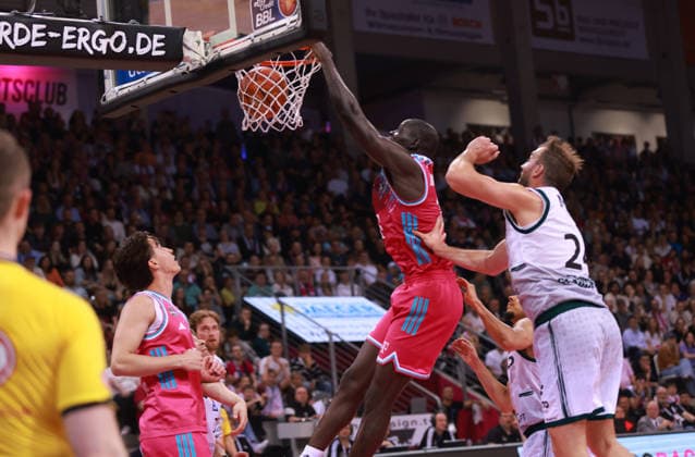 Kur Jongkuch (Bonn) am Korb gegen JJ Mann (Trier), Bonn, Deutschland, 08.05.2026, Basketball Bundesliga, 33. Spieltag, Telekom Baskets Bonn vs VET-CONCEPT Gladiators Trier.