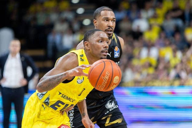 Oldenburg, Niedersachsen, DEU, 08.05.2026, Kyle Lofton (links, EWE Baskets Oldenburg) und Bryant Crawford (Mitte, Basketball Löwen Braunschweig). EWE Baskets Oldenburg vs. Basketball Löwen Braunschweig. Basketball. 1. Basketball-Bundesliga Saison 2025 2026, 33. Spieltag, Grosse EWE Arena. EWE Baskets Oldenburg vs. Basketball Löwen Braunschweig