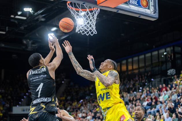 Oldenburg, Niedersachsen, DEU, 08.05.2026, David NGuessan (links, Basketball Löwen Braunschweig) und Michale Kyser (rechts, EWE Baskets Oldenburg). EWE Baskets Oldenburg vs. Basketball Löwen Braunschweig. Basketball. 1. Basketball-Bundesliga Saison 2025 2026, 33. Spieltag, Grosse EWE Arena. EWE Baskets Oldenburg vs. Basketball Löwen Braunschweig