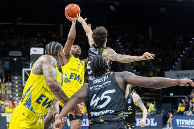Oldenburg, Niedersachsen, DEU, 08.05.2026, Dakarai Tucker (EWE Baskets Oldenburg) und Joshua Obiesie (rechts, Basketball Löwen Braunschweig). EWE Baskets Oldenburg vs. Basketball Löwen Braunschweig. Basketball. 1. Basketball-Bundesliga Saison 2025 2026, 33. Spieltag, Grosse EWE Arena. EWE Baskets Oldenburg vs. Basketball Löwen Braunschweig