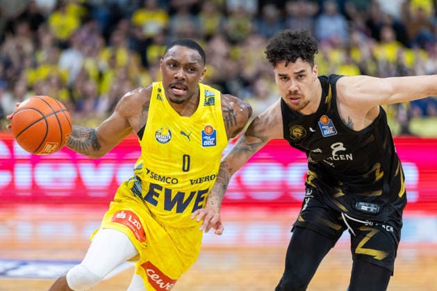 Oldenburg, Niedersachsen, DEU, 08.05.2026, Kyle Lofton (links, EWE Baskets Oldenburg) und Joshua Obiesie (rechts, Basketball Löwen Braunschweig). EWE Baskets Oldenburg vs. Basketball Löwen Braunschweig. Basketball. 1. Basketball-Bundesliga Saison 2025 2026, 33. Spieltag, Grosse EWE Arena. EWE Baskets Oldenburg vs. Basketball Löwen Braunschweig
