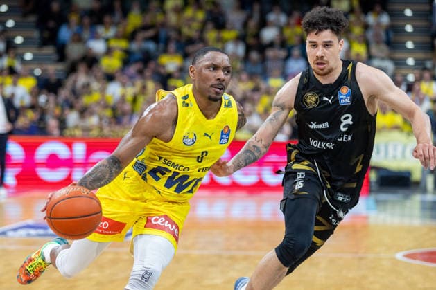 Oldenburg, Niedersachsen, DEU, 08.05.2026, Kyle Lofton (links, EWE Baskets Oldenburg) und Joshua Obiesie (rechts, Basketball Löwen Braunschweig). EWE Baskets Oldenburg vs. Basketball Löwen Braunschweig. Basketball. 1. Basketball-Bundesliga Saison 2025 2026, 33. Spieltag, Grosse EWE Arena. EWE Baskets Oldenburg vs. Basketball Löwen Braunschweig
