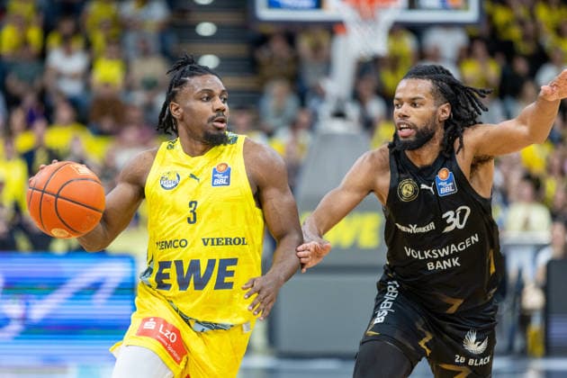 Oldenburg, Niedersachsen, DEU, 08.05.2026, Christopher Clemons (links, EWE Baskets Oldenburg) und Chip Flanigan (rechts, Basketball Löwen Braunschweig). EWE Baskets Oldenburg vs. Basketball Löwen Braunschweig. Basketball. 1. Basketball-Bundesliga Saison 2025 2026, 33. Spieltag, Grosse EWE Arena. EWE Baskets Oldenburg vs. Basketball Löwen Braunschweig