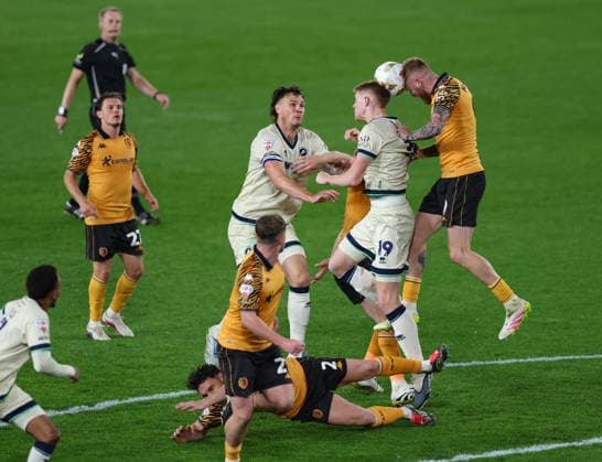 Hull City v Millwall Sky Bet Championship Oliver McBurnie of Hull City beats Josh Coburn of Millwall to the ball in the air during the Sky Bet Championship Play-Off Semi-Final First Leg match at the MKM Stadium, Hull 08 05 2026 UK Newspapers OUT Copyright: xAndyxSumnerx FIL-23396-0167