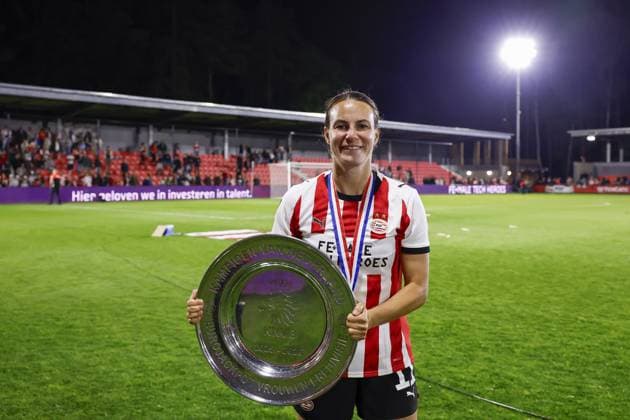 EINDHOVEN - Renate Jansen of PSV Eindhoven with the championship trophy after the Women s Eredivisie match between PSV and ADO Den Haag at the TenCate stadium De Herdgang on May 8, 2026, in Eindhoven, the Netherlands. MAURICE VAN STEEN ANP Women s Eredivisie 2025-2026 xVIxANPxSportx xxANPxIVx 557815597 originalFilename: 557815597.jpg