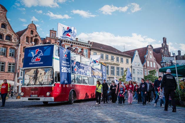 SVG Lüneburg Fanfest, 08.05.2026 Der Bus mit den Spielern fährt durch Lüneburg; SVG Lüneburg Fanfest (Saisonabschluss) am 08.05.2026 in Lüneburg Copyright: xBEAUTIFULxSPORTS Tonhäuserx