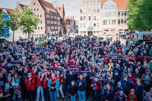 SVG Lüneburg Fanfest, 08.05.2026 Die Fans von der SVG Lüneburg erwarten die Spieler auf dem Rathausplatz; SVG Lüneburg Fanfest (Saisonabschluss) am 08.05.2026 in Lüneburg Copyright: xBEAUTIFULxSPORTS Tonhäuserx
