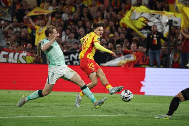 FOOTBALL : RC Lens vs FC Nantes - Ligue 1 J33 - 08 05 2026 Anthony BERMONT (RC Lens) et Nicolas COZZA (FC Nantes) lors du match RC Lens vs FC Nantes, Ligue 1 J33, stade Bollaert-Delelis, le 8 mai 2026 - photo Laurent Sanson PsnewZ  Copyright: xLaurentxSANSONx xPsnewZx