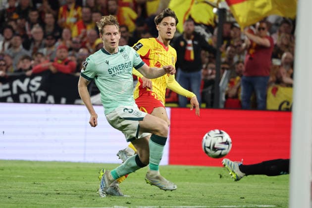 FOOTBALL : RC Lens vs FC Nantes - Ligue 1 J33 - 08 05 2026 Anthony BERMONT (RC Lens) et Nicolas COZZA (FC Nantes) lors du match RC Lens vs FC Nantes, Ligue 1 J33, stade Bollaert-Delelis, le 8 mai 2026 - photo Laurent Sanson PsnewZ  Copyright: xLaurentxSANSONx xPsnewZx