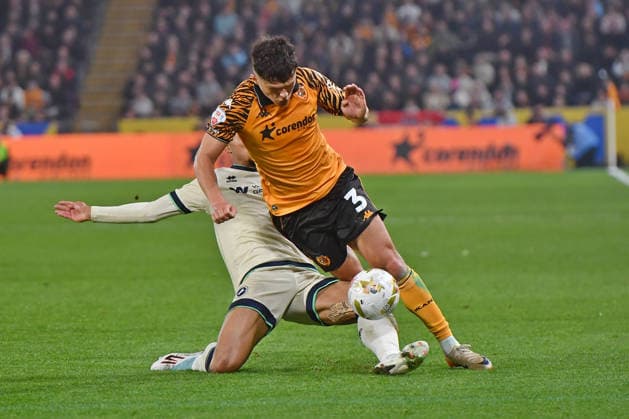 Hull City v Millwall, EFL Sky Bet Championship, Play Off First Leg Hull City defender Ryan Giles (3) and Millwall FC forward Femi Azeez (11) during the EFL Sky Bet Championship play off first leg match between Hull City and Millwall at the MKM Stadium, Kingston upon Hull, UK on 8 May 2026. Kingston upon Hull MKM Stadium East Riding of Yorkshire UK Editorial use only DataCo restrictions apply See www.football-dataco.com , Copyright: xIanxLyallx PSI-24218-0119